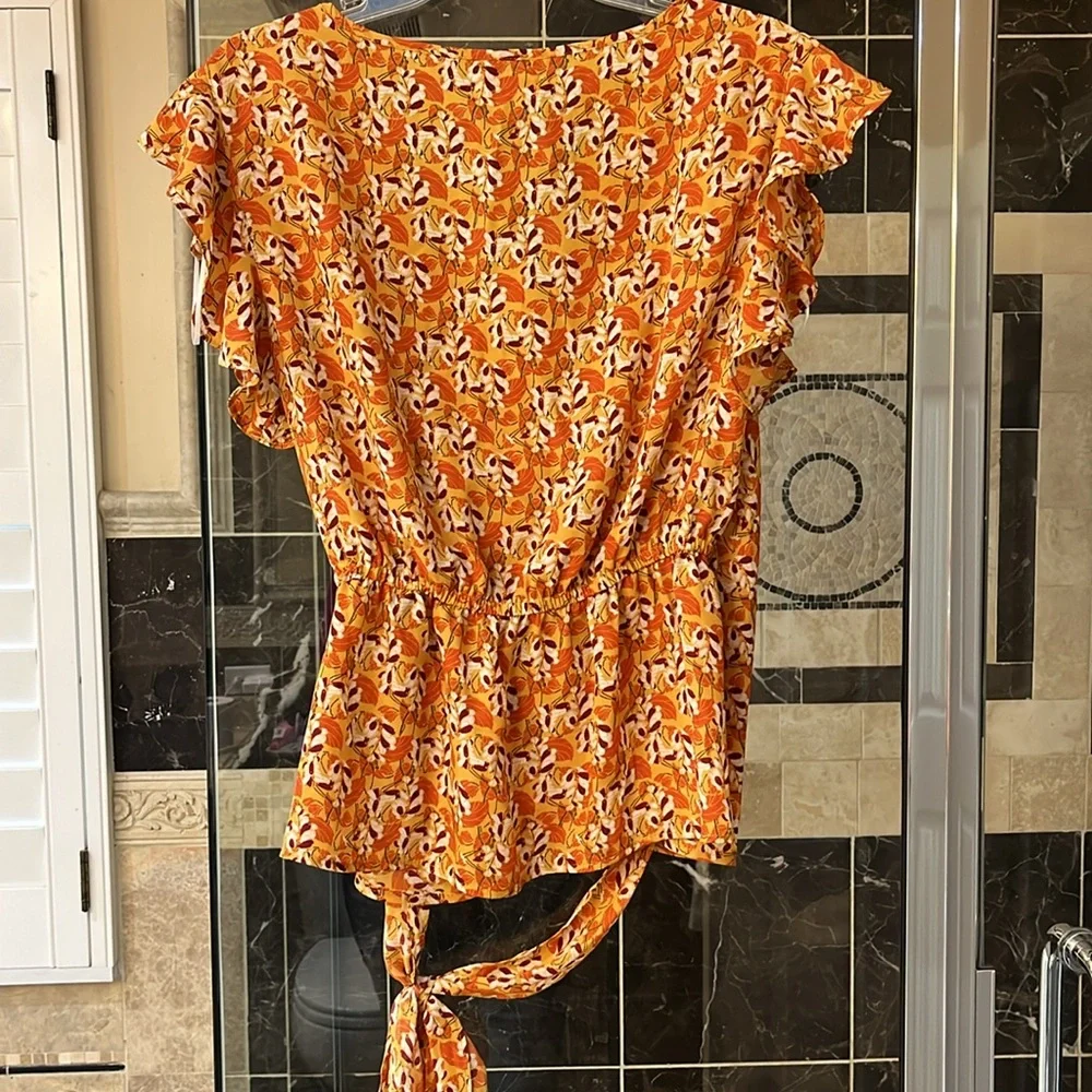 Max Studio top size M, NWT. - Picture 4 of 5